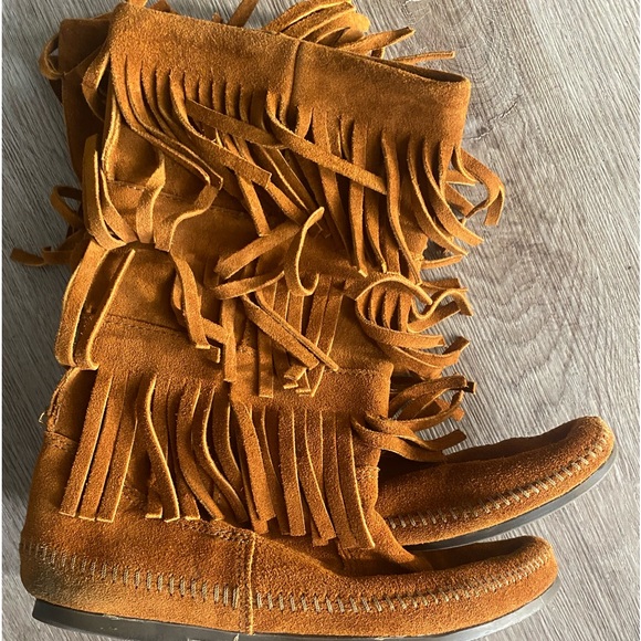 Minnetonka 3 layer fringe boot - Picture 2 of 3